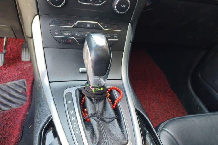 Used Ford Edge 2015 2.0T GTDi Two-Wheel-Drive High-Line Version
