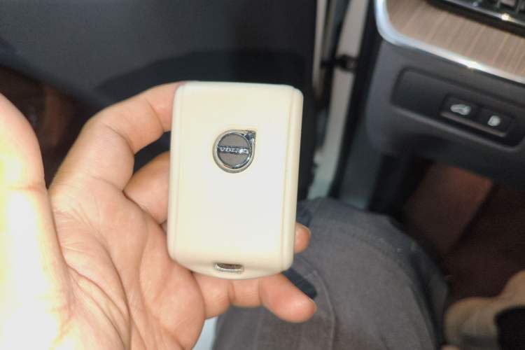 Used Volvo XC60 New Energy 2024 T8 Plug-in Hybrid Long-Range All-Wheel Drive Smart Luxury Edition Vehicle Key