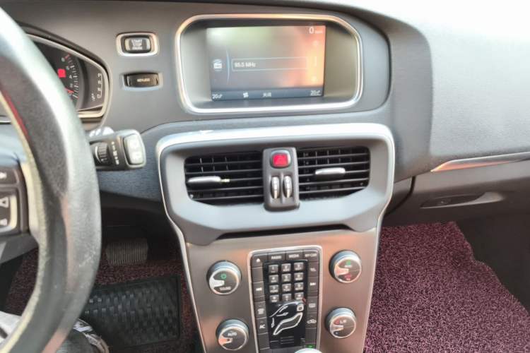 Used Volvo V40 2013 2.0T Zhiyi Edition
