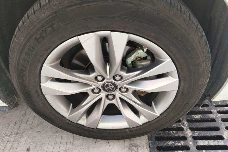 Used Toyota SIENNA 2021 2.5L Hybrid Platinum Edition Right Front Wheel Hub