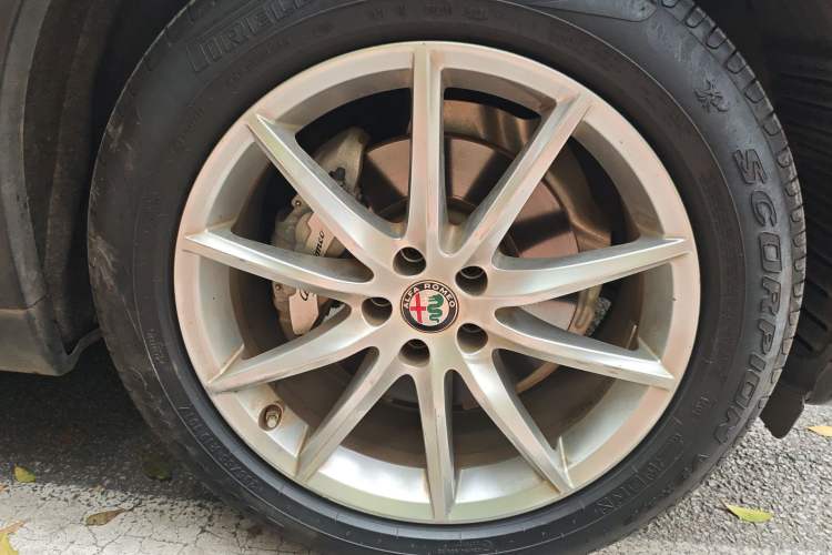 Used Alfa Romeo Stelvio 2017 2.0T 200HP Luxury Edition Right Front Wheel Hub