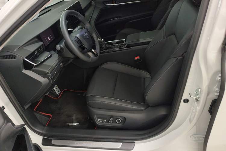 Used Toyota Camry 2026 Model Dual-Engine 2.0HSE Sport Lite Edition Left Front Seat