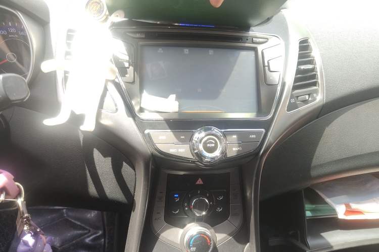 Used Hyundai Elantra (5th Generation / Langdong) 2012 1.6L Automatic Fashion Edition Audio And AC Panel