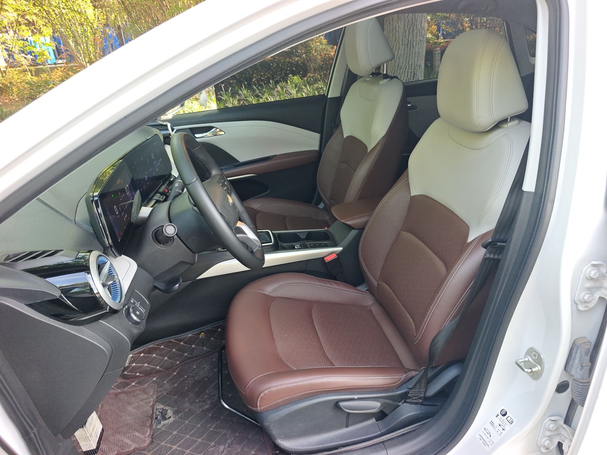 المقاعد الأمامية داخل السيارة