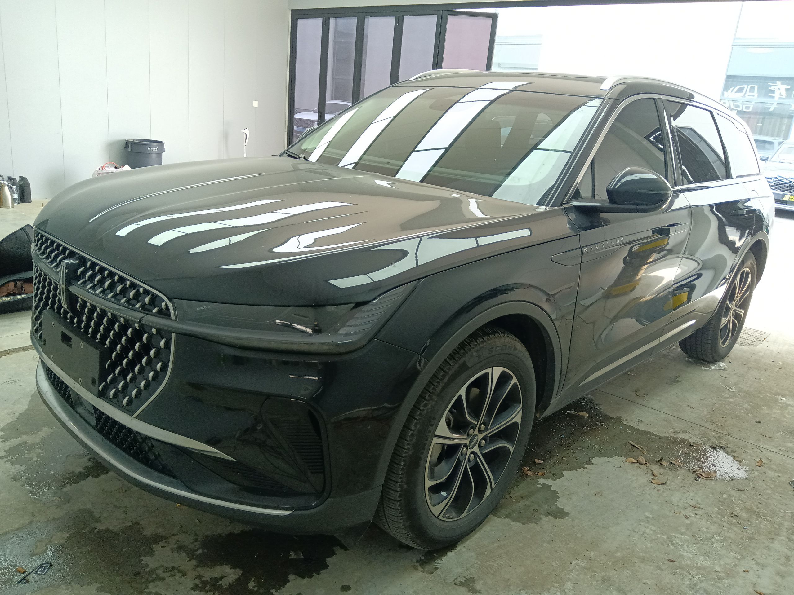 Под передней частью автомобиля