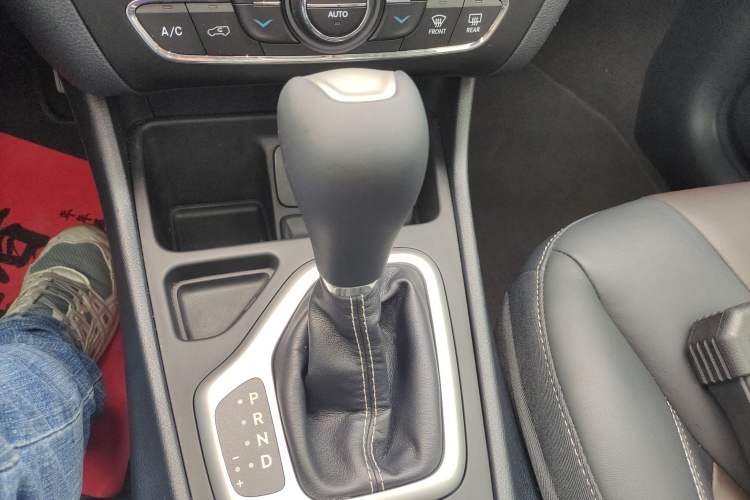 Used Jeep Cherokee 2016 2.4L Leading Edition Gear Lever