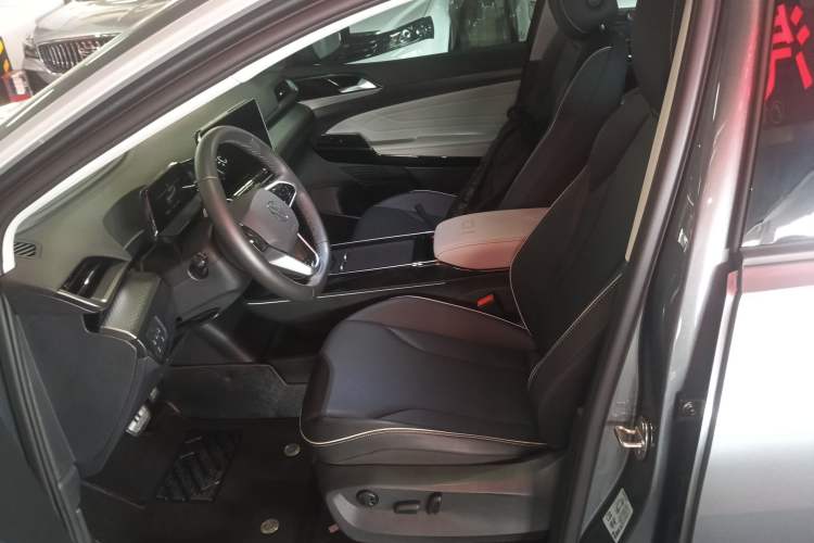 Used Volkswagen ID.6 X 2023 Pure Long-Range Version Left Front Seat