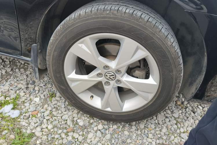 Used Volkswagen Bora 2015 Qihui Edition 1.6L Automatic Fashion Model Right Front Wheel Hub