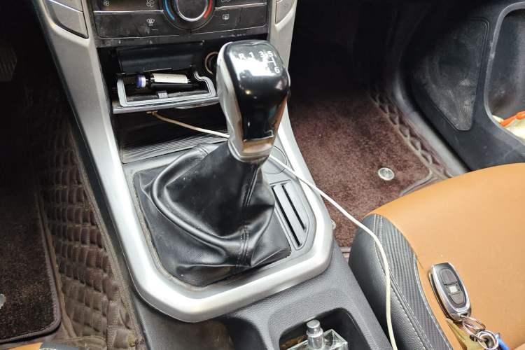 Used SAIC MAXUS T70 2021 2.0T Diesel Manual Two-Wheel Drive Entry-Level Version with Long Bed and High Ground Clearance
