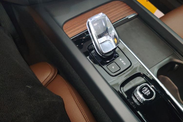 Used Volvo XC60 New Energy 2025 Plug-in Hybrid Long-Range All-Wheel Drive Smart & Luxurious Edition Gear Lever