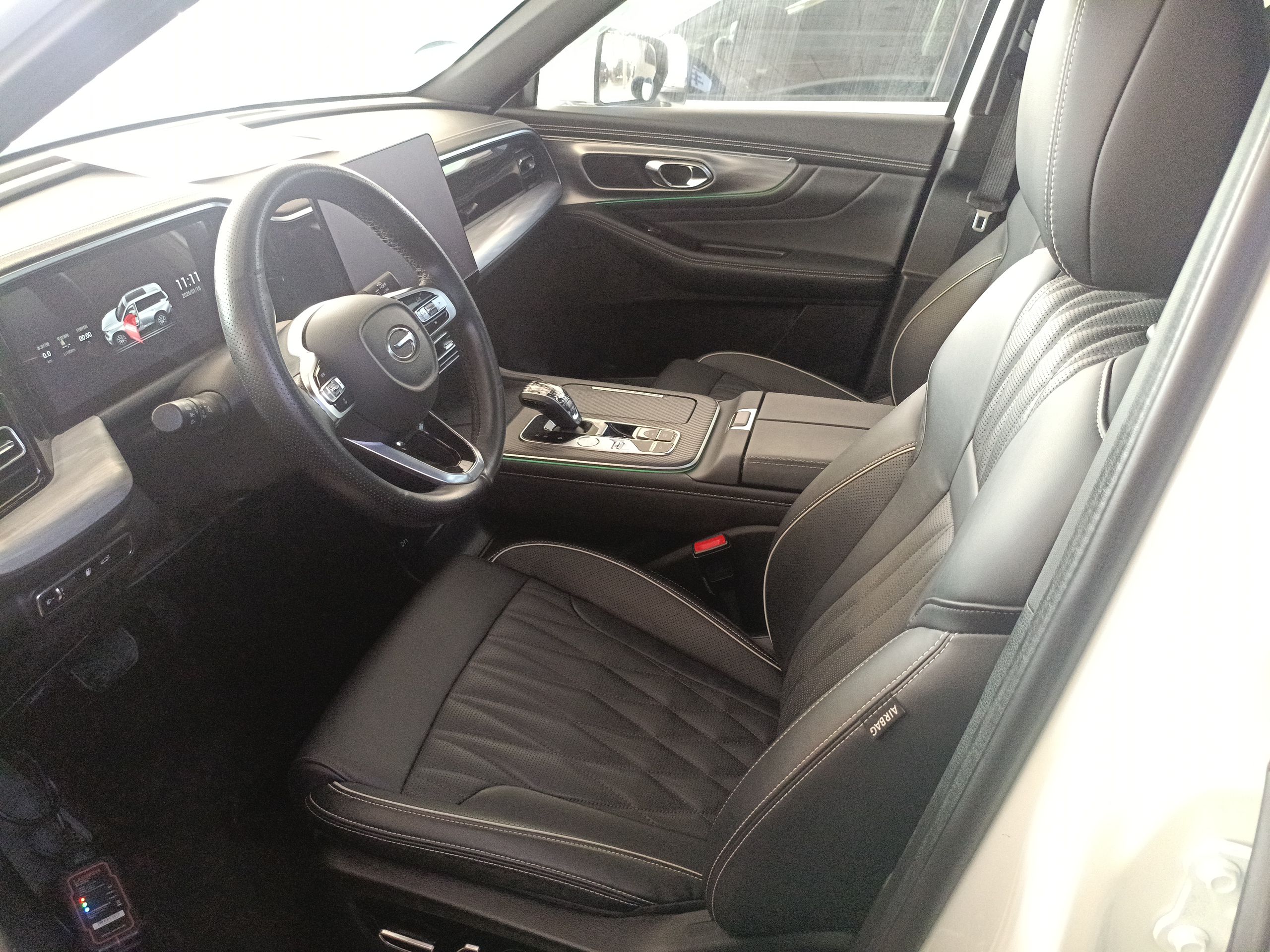 المقاعد الأمامية داخل السيارة