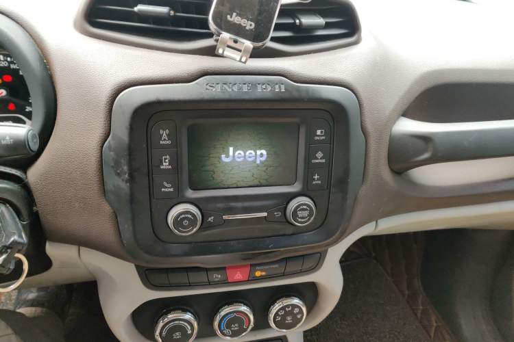 Used Jeep Renegade 2016 1.4T Automatic High-Energy Version Audio And AC Panel