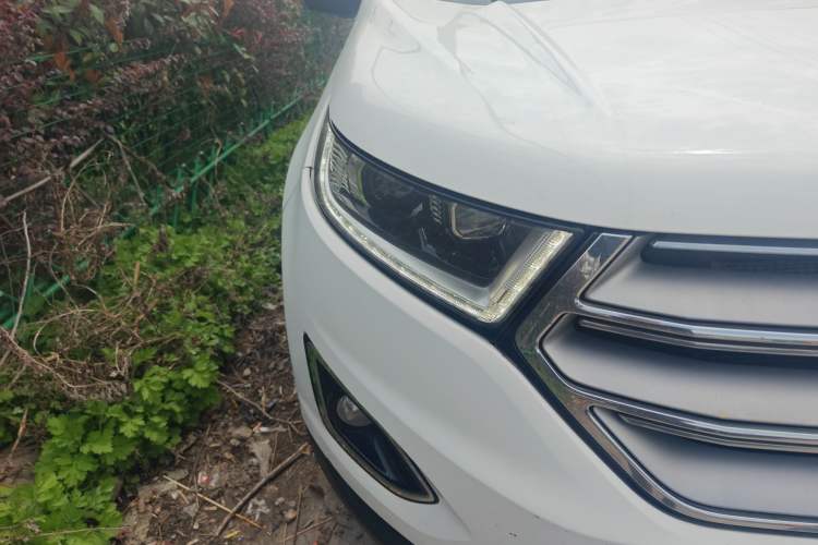 Used Ford Edge 2016 EcoBoost 245 Two-Wheel-Drive Titanium 7-Seater Right Front Headlight