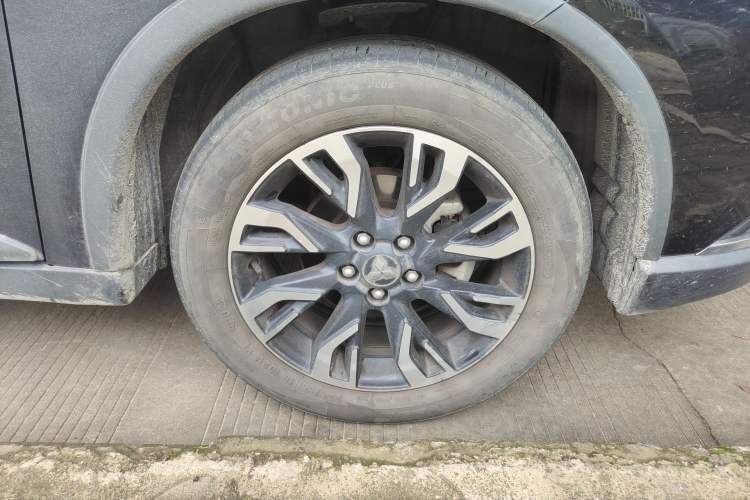 Used Mitsubishi Outlander 2019 2.0L Two-Wheel Drive Comfort Edition 5 Seats China VI Standard Right Front Wheel Hub