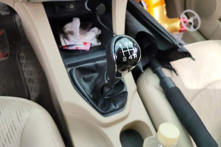 Used Soueast V5 Lingzhi 2015 1.5L Manual Comfort Model Gear Lever