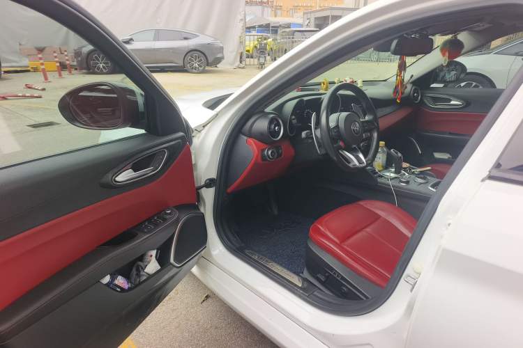 Used Alfa Romeo Giulia 2020 2.0T 280HP Midnight Phantom Limited Edition Driver Seat