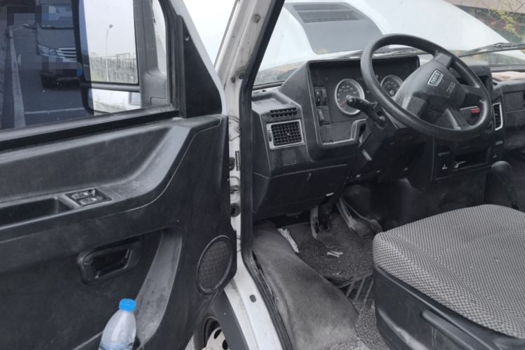 Used Iveco Daily 2022 2.5T A37 M1 Passenger Van 5-9 Seats Long Wheelbase Mid-Roof Design Dual Tires Manual Doors Driver Seat