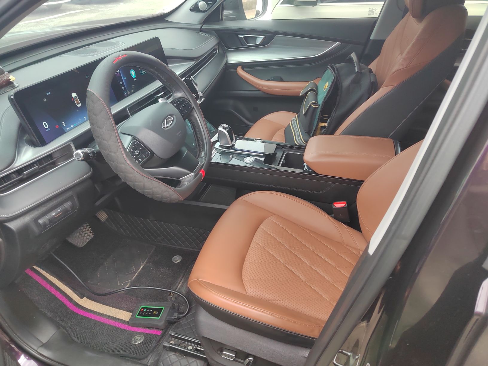 المقاعد الأمامية داخل السيارة