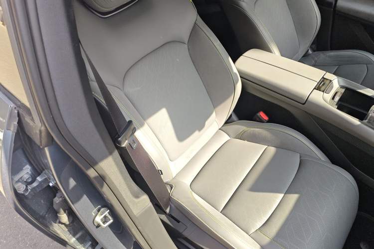 Used Lynk & Co 08 EM-P 2025 220 km All-Wheel-Drive Performance Halo