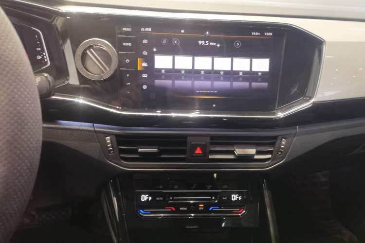 Used Volkswagen Tayron 2022 330TSI Two-Wheel Drive Luxury Smart Connectivity Version Audio And AC Panel