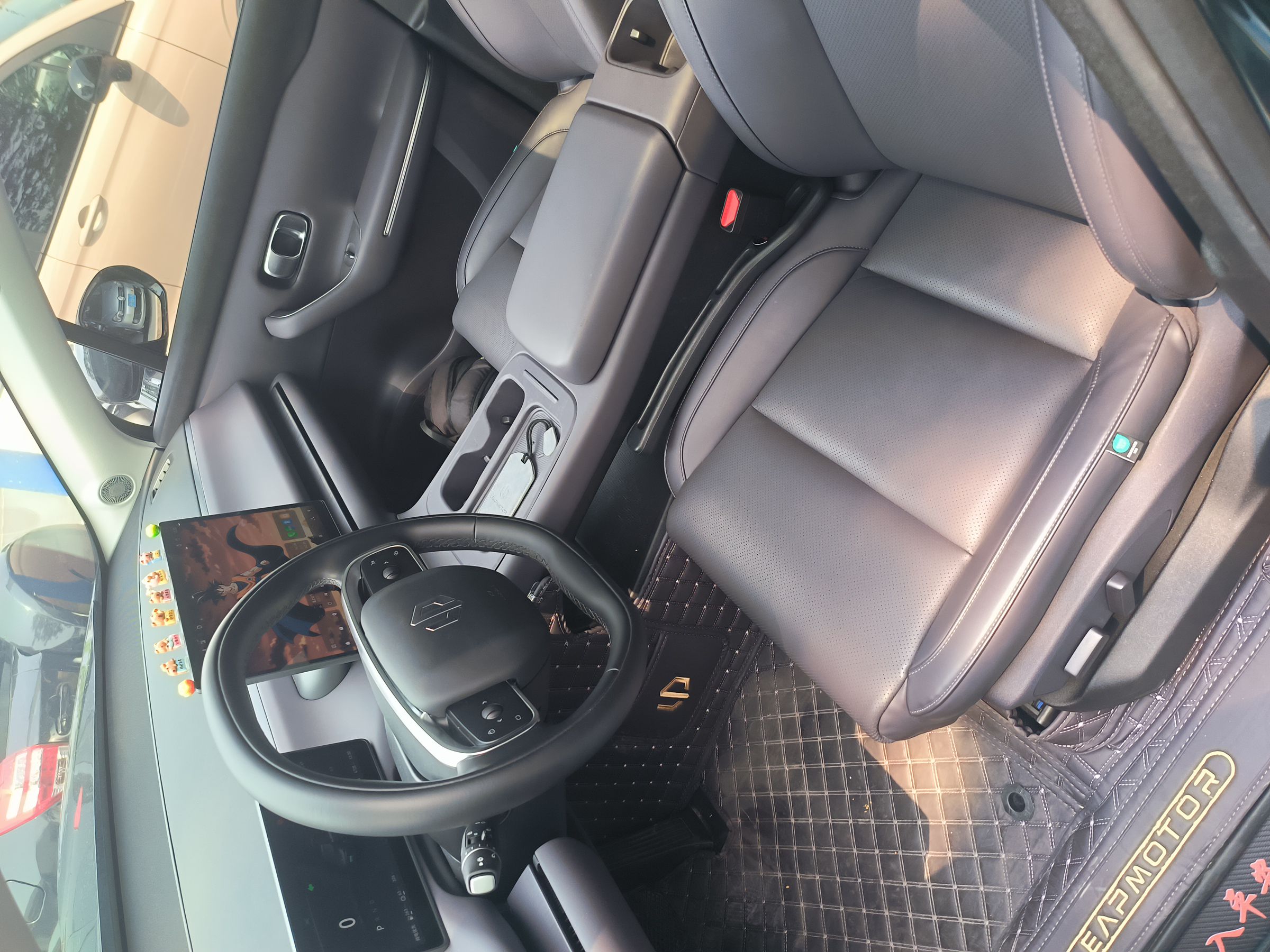 المقاعد الأمامية داخل السيارة