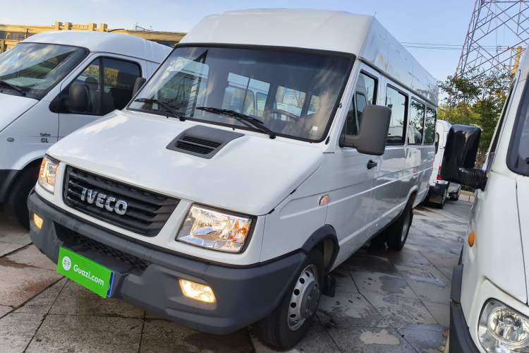 Used Iveco Daily 2021 2.5T A40 M1 Passenger Van 5-9 Seats Long Wheelbase Mid-Roof Design Dual Tires Manual Doors
