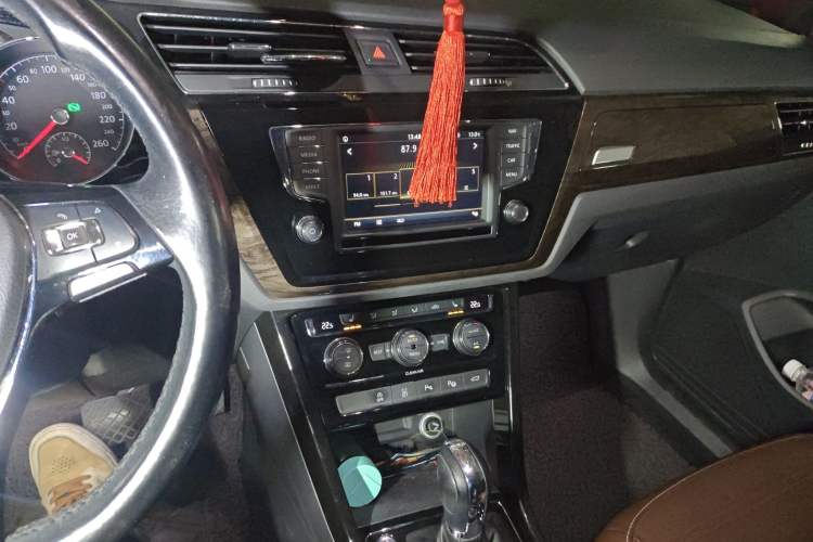 Used Volkswagen Touran 2016 Volkswagen Touran L 330TSI DSG Luxury Edition Audio And AC Panel