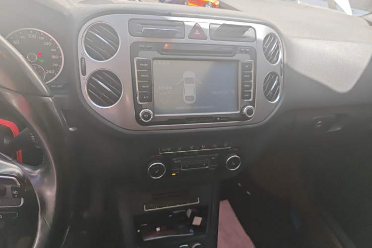 Used Volkswagen Tiguan 2012 2.0 TSI Automatic All-Wheel Drive Elite Edition Audio And AC Panel