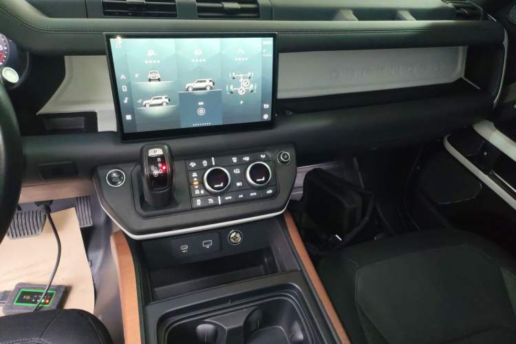 Used Land Rover Defender 2023 110 3.0T P400 X-DYNAMIC HSE Audio And AC Panel