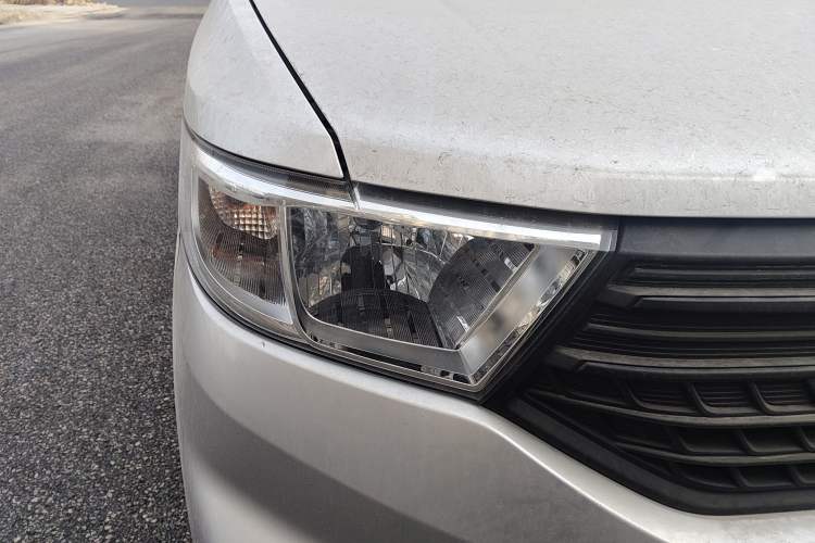 Used Wuling Hongguang V 2022 1.5L Jingqu Edition Enclosed-Window Vehicle with Hydraulic Power Steering LAR