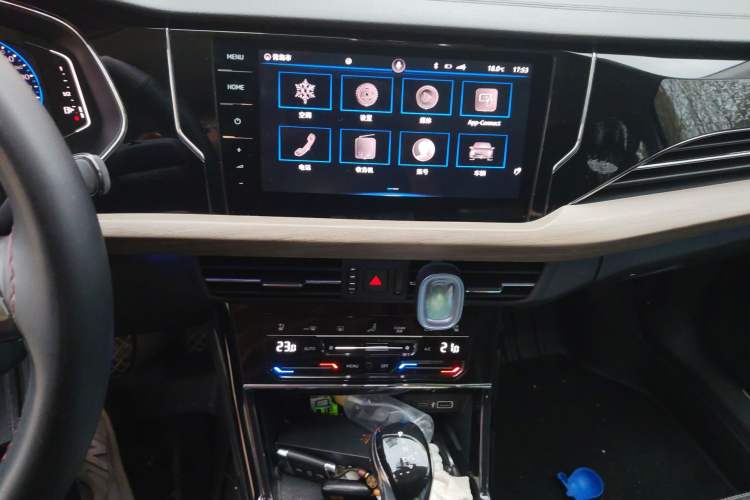 Used Volkswagen Passat 2020 Revised Version 330TSI Luxury Edition China VI Standard Audio And AC Panel