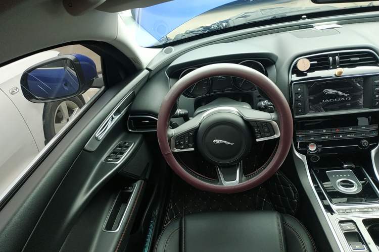 Used Jaguar XEL 2018 2.0T 200 PS Elite Edition Steering Wheel