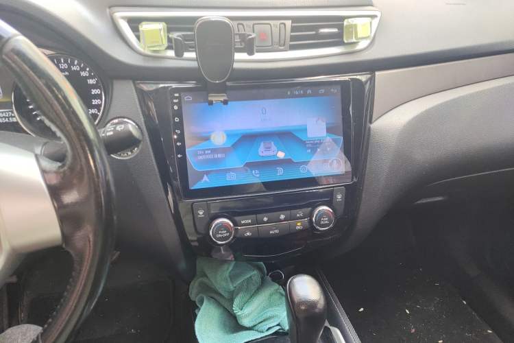 Used Nissan X-Trail 2015 2.0L CVT Comfort MAX Edition 2WD Audio And AC Panel