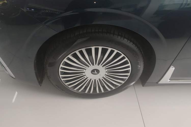 Used VOYAH Dream 2025 PHEV Four-Wheel-Drive Flagship Kunpeng Edition
