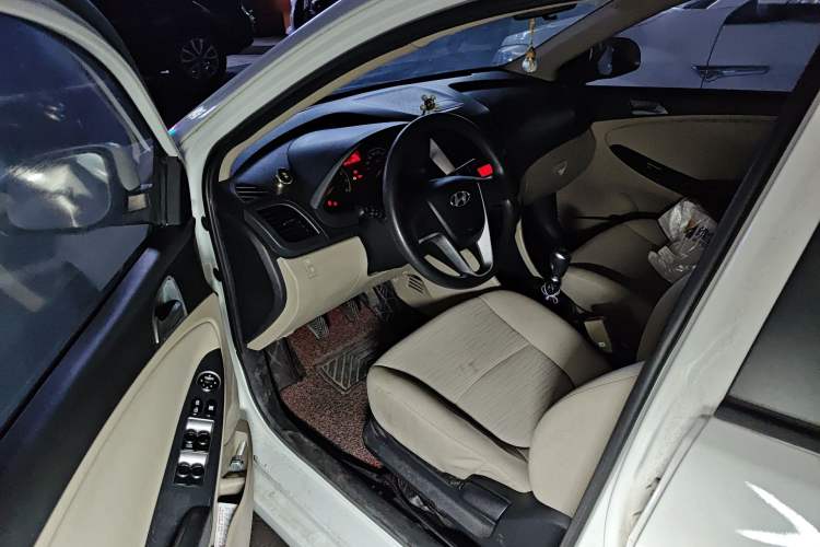 Used Hyundai Verna (older generation) 2014 1.4L Manual Smart GLS Trim Driver Seat