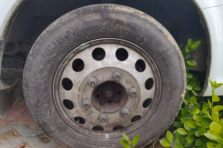 Used JMC Fushun 2023 2.0T Automatic Long-Wheelbase High-Roof Commercial Van—2/3 Seats Right Front Wheel Hub