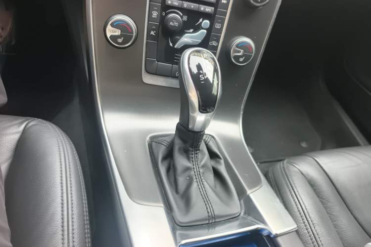 Used Volvo S60 2015 S60L 2.0T Zhiyuan Edition Gear Lever