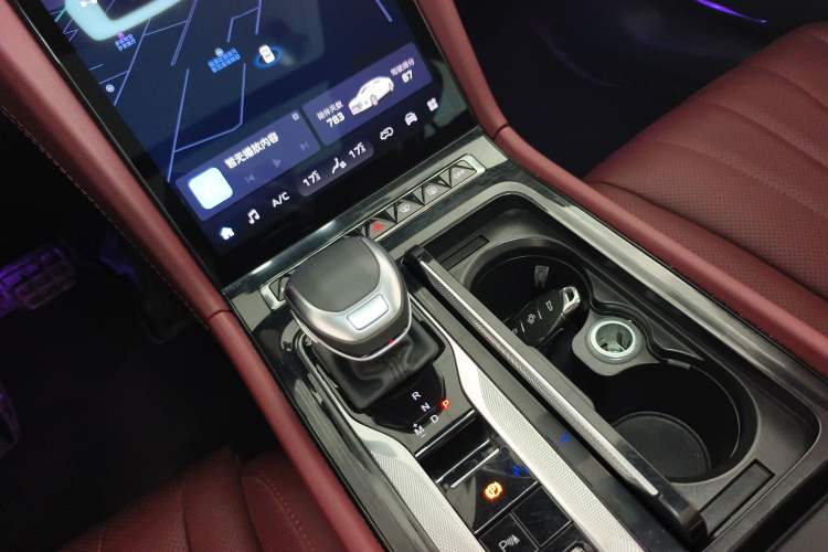 Used Hongqi H5 2024 2.0T Automatic Smart Connect Flagship Edition Gear Lever