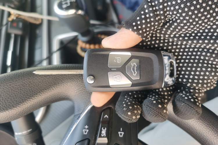 Used SAIC MAXUS Xintu V90 2024 Zhiyun 2.0T Manual Rear-Drive Extended-Wheelbase Ultra-High-Roof Model with Dual Rear Tires and 3 Seats
