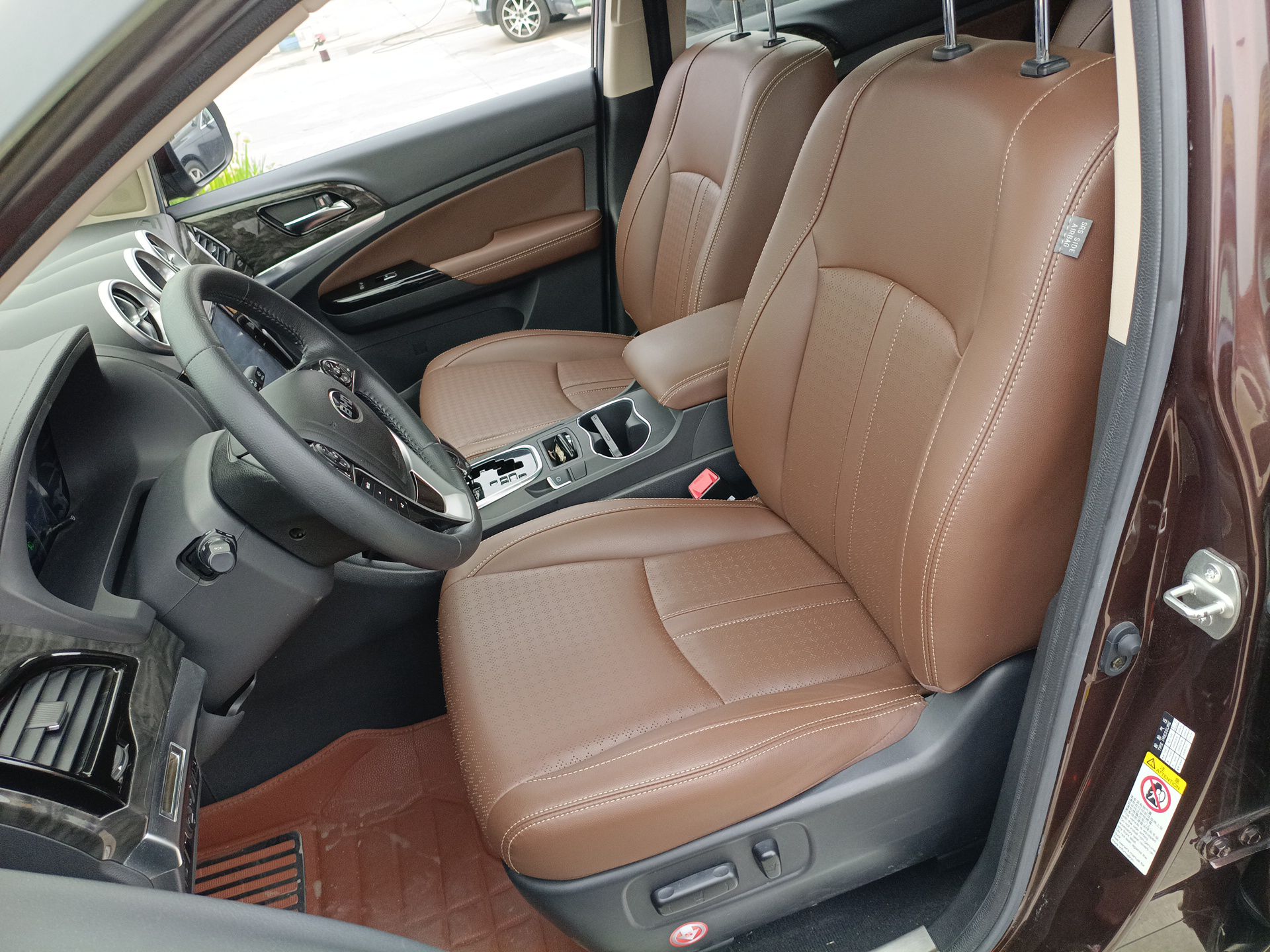 المقاعد الأمامية داخل السيارة