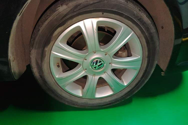 Used Volkswagen Lavida 2011 1.6L Automatic Premium Edition Right Front Wheel Hub