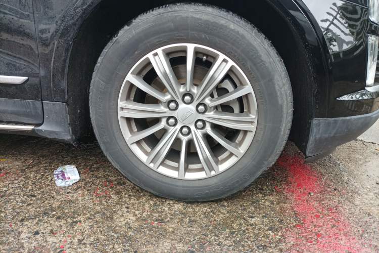 Used Cadillac XT5 2016 25T Luxury Model Right Front Wheel Hub