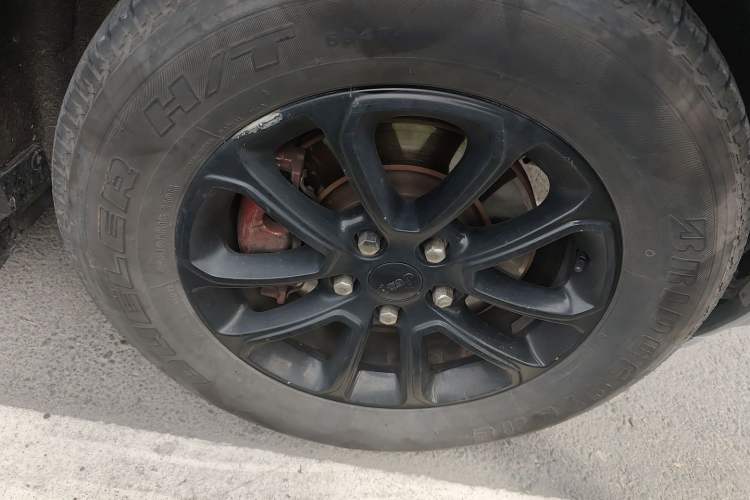 Used Jeep Grand Cherokee 2014 3.0L Comfort Navigation Edition Right Front Wheel Hub