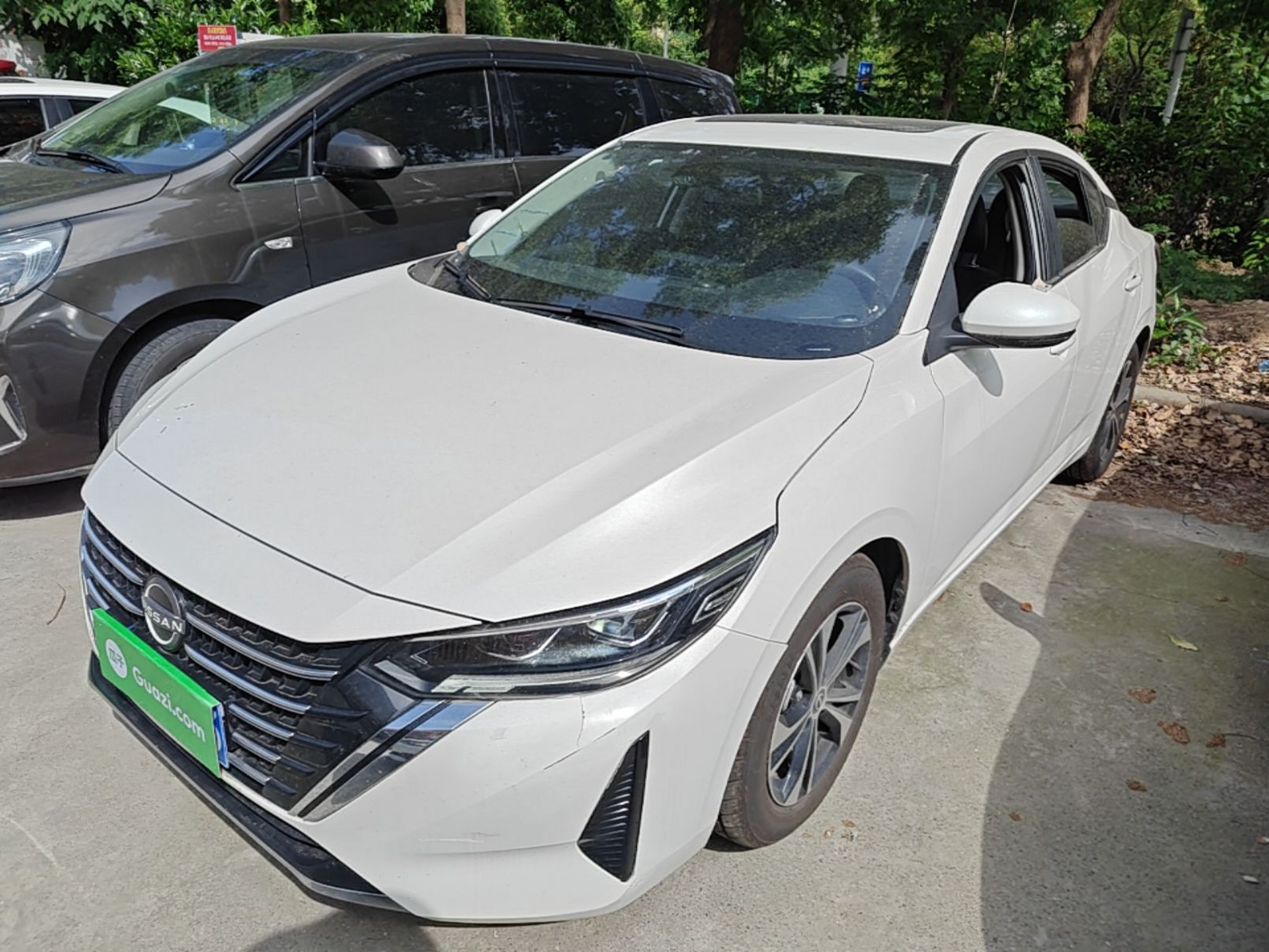 Под передней частью автомобиля