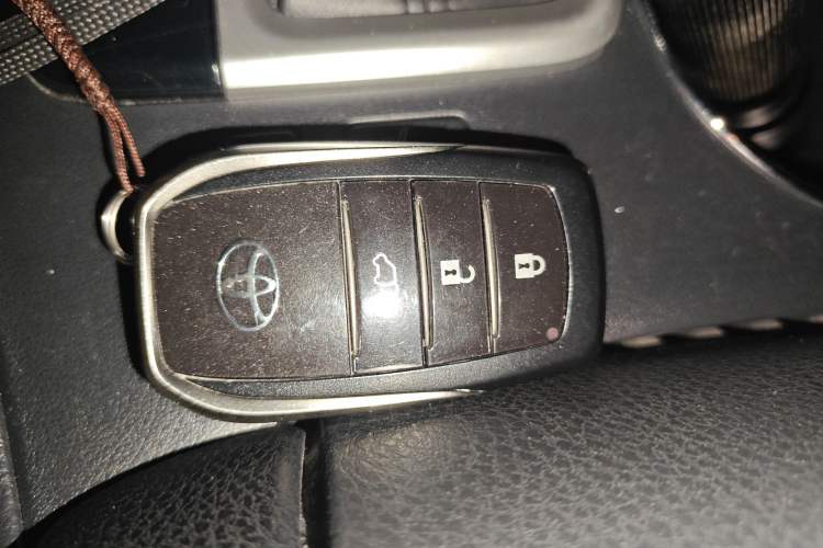 Used Toyota Highlander 2018 2.0T Four-Wheel Drive Prestige Version 7 Seats China VI Standard Vehicle Key