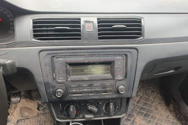 Used Volkswagen Santana 2016 1.6L Manual Fashion Edition Audio And AC Panel