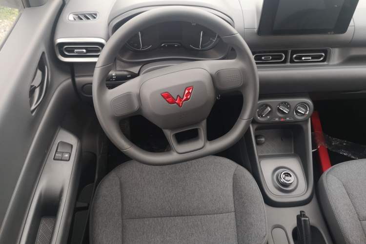 Used Wuling Hongguang New Energy 2025 Extended-Range Hybrid 50 km Standard Version
