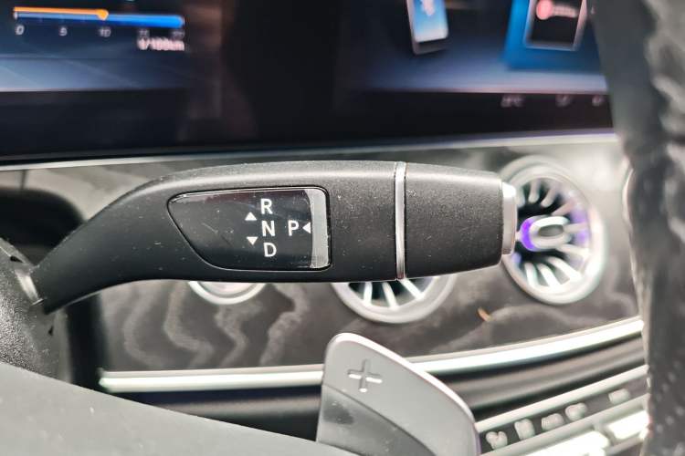 Used Mercedes-Benz E-Class 2018 E 200 4MATIC Convertible Coupe Gear Lever