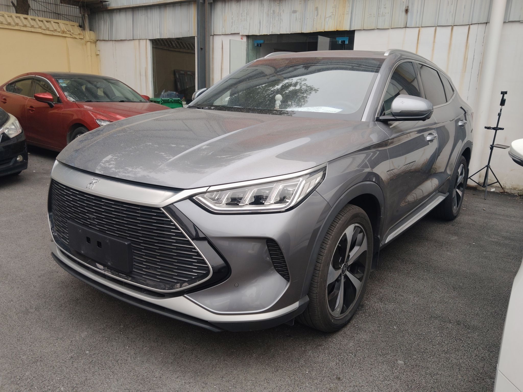 Под передней частью автомобиля