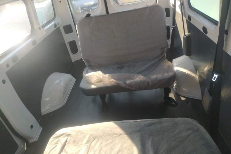 Used Wuling Yangguang 2024 300km Comfort-Grade Passenger Van 60kW